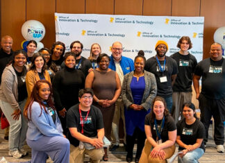 Iniciativa “Power Up” entrega computadoras portátiles y capacitación a familias de Filadelfia