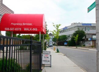 Legisladores buscan proteger a los centros de crisis de embarazo mientras disminuye el número de clínicas de abortos