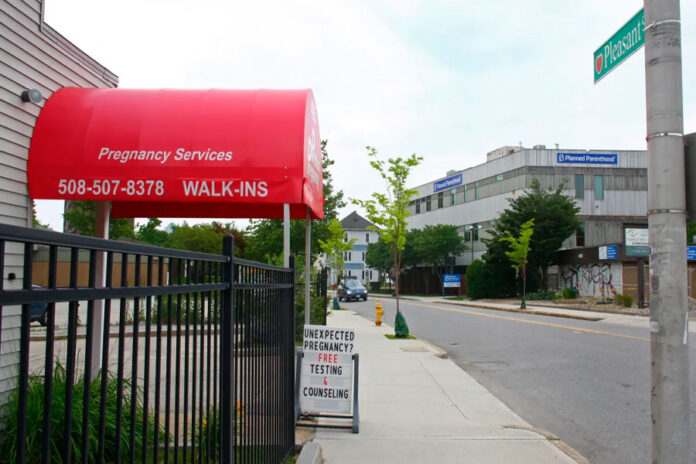 Legisladores-buscan-proteger-a-los-centros-de-crisis-de-embarazo-mientras-disminuye-el-número-de-clínicas-de-abortos