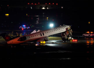 Mueren dos pilotos en choque entre un avión y un camión de bomberos en Aeropuerto de Nueva York
