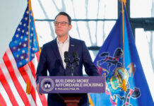 El gobernador Shapiro pide reformas para proteger a residentes de comunidades de casas prefabricadas en Pensilvania