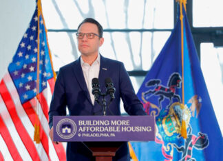 El gobernador Shapiro pide reformas para proteger a residentes de comunidades de casas prefabricadas en Pensilvania