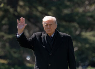 Trump suspende ley de 100 años para intentar bajar el costo de la gasolina