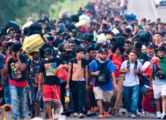 Un grupo de migrantes camina por el sur de México para buscar trabajo en otras zonas del país