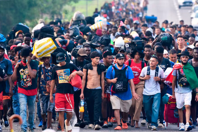 Un-grupo-de-migrantes-camina-por-el-sur-de-México-para-buscar-trabajo-en-otras-zonas-del-país