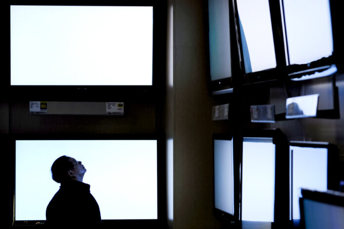 Hispanics spend 56% of TV time on streaming in the US, report says