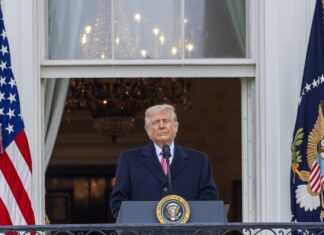 Trump arremete contra jueces antes de vista oral en Supremo de ciudadanía por nacimiento