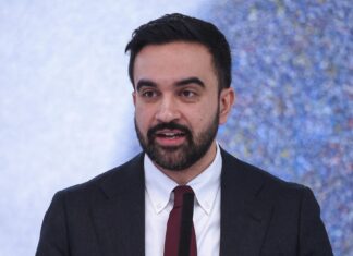 Mamdani calificó de «reprobable» el lanzamiento de artefactos sospechosos en su residencia