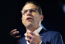 Exigen a gobernador cierre centro de detención de niños no acompañados