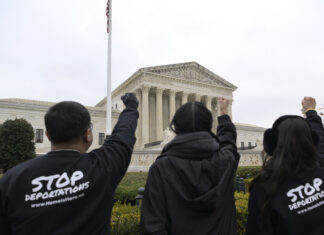 El Supremo de EE. UU. evalúa el poder de Trump para revocar el amparo migratorio TPS