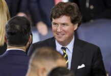 Periodista ultraconservador Tucker Carlson se disculpa por apoyar a Trump: «Me atormenta»