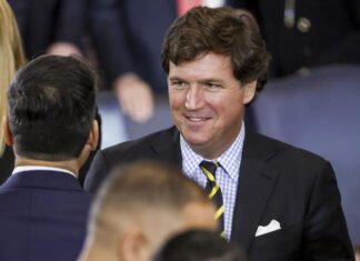 Periodista ultraconservador Tucker Carlson se disculpa por apoyar a Trump: «Me atormenta»