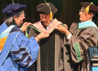 Bobby Valentín recibe honoris causa en Puerto Rico, su mayor reconocimiento profesional