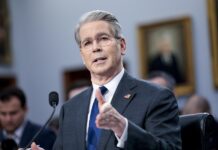 Bessent asegura que decreto para pedir prueba de ciudadanía en bancos está «en proceso»