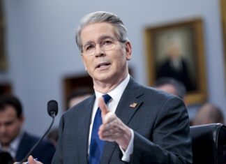 Bessent asegura que decreto para pedir prueba de ciudadanía en bancos está «en proceso»