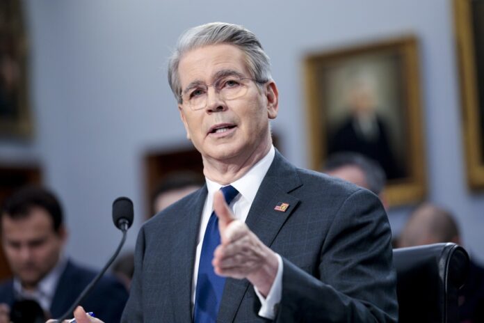 Bessent asegura que decreto para pedir prueba de ciudadanía en bancos está "en proceso"