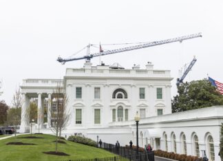 Una comisión aprueba el proyecto del salón de baile de Trump pese a la negativa de un juez