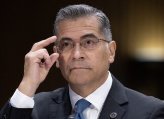 Becerra, el que más sube en sondeo a gobernador de California tras el escándalo Swalweel