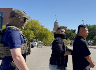 Las nuevas ‘green cards’ en EE. UU. caen a la mitad y permiten más detenciones migratorias