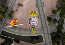 Greenpeace pide dejar los combustibles fósiles con pancarta de Trump «vomitando petróleo»