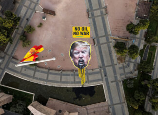 Greenpeace pide dejar los combustibles fósiles con pancarta de Trump «vomitando petróleo»