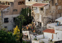 Ataques aéreos en Irán matan a más de 25 personas mientras se acerca plazo de Trump para Ormuz