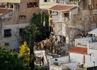 Ataques aéreos en Irán matan a más de 25 personas mientras se acerca plazo de Trump para Ormuz