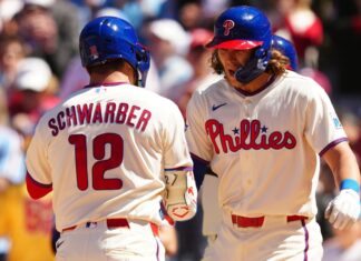 Schwarber y Harper conectan jonrones y los Filis vencen 4-3 a Diamondbacks Filis