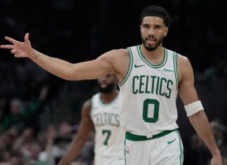 Jayson Tatum vuelve con fuerza a los playoffs y Celtics aplastan a 76ers al abrir su serie playoffs