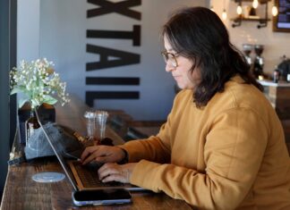 Un consejo tecnológico: ¿Se conecta en un café? Guía de privacidad y seguridad para teletrabajadores teletrabajadores