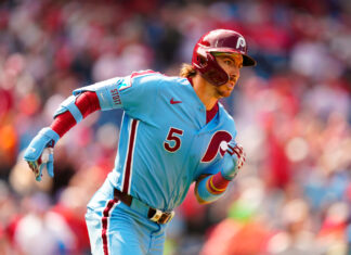 Filis remontan para vencer 6-5 Gigantes en 10 innings y barren la doble cartelera