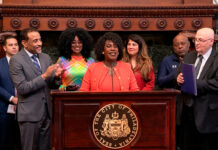 La alcaldesa Parker redobla su apuesta: impuesto de $1 a los viajes compartidos para salvar las escuelas de Filadelfia