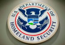 DHS suspende la compra de almacenes para retener a inmigrantes mientras revisa contratos de Noem