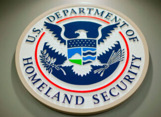 DHS suspende la compra de almacenes para retener a inmigrantes mientras revisa contratos de Noem