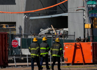 Hallan cuerpos de 2 obreros días después de derrumbe de techo en estacionamiento en Filadelfia