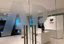 La AP ofrece indemnizaciones por despido voluntario, parte de enfoque más alejado de medios impresos