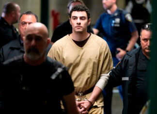 Postergan hasta octubre juicio a acusado de matar a CEO de UnitedHealthcare