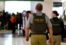 ICE instruye a sus agentes a no entrar en viviendas sin una orden judicial, según NBC