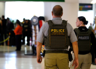 ICE instruye a sus agentes a no entrar en viviendas sin una orden judicial, según NBC ICE