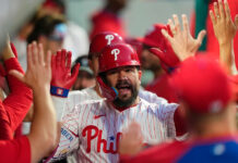 Schwarber pega 2 jonrones, Sánchez lanza 6 sólidas entradas y Filis aplastan a Cachorros