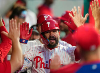 Schwarber pega 2 jonrones, Sánchez lanza 6 sólidas entradas y Filis aplastan a Cachorros