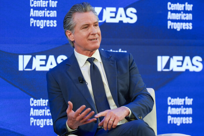 Gobernador de California dice en Washington que Gobierno Trump es "historia de corrupción"