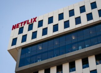 Texas demanda a Netflix y acusa a la plataforma de espiar a menores y generar adicción