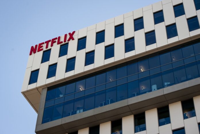 Texas demanda a Netflix y acusa a la plataforma de espiar a menores y generar adicción