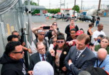 Congresistas visitan centro de detención en NJ donde activistas dicen que inmigrantes ayunan