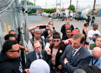 Congresistas visitan centro de detención en NJ donde activistas dicen que inmigrantes ayunan