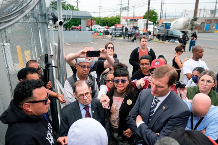 Congresistas-visitan-centro-de-detención-en-NJ-donde-activistas-dicen-que-inmigrantes-ayunan