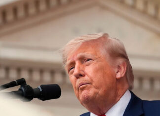 Cinco ciudadanos y un residente legal demandan a Trump por violar sus derechos civiles