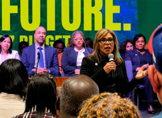 Mayor Parker brought her budget proposal to Latino residents—and they showed up