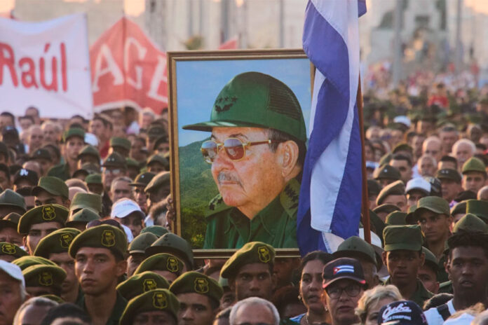 Miles-de-cubanos-muestran-su-apoyo-a-Raúl-Castro-luego-de-acusaciones-de-EEUU